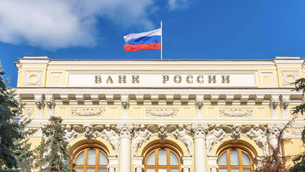 Центробанк России оставил ключевую ставку на 7,5%. Рубль остался на 61-62